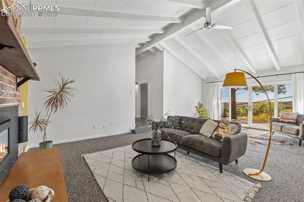 Image 7 of 50: Living Room