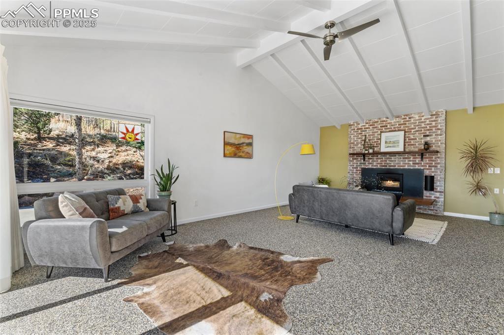 Image 8 of 50: Living Room