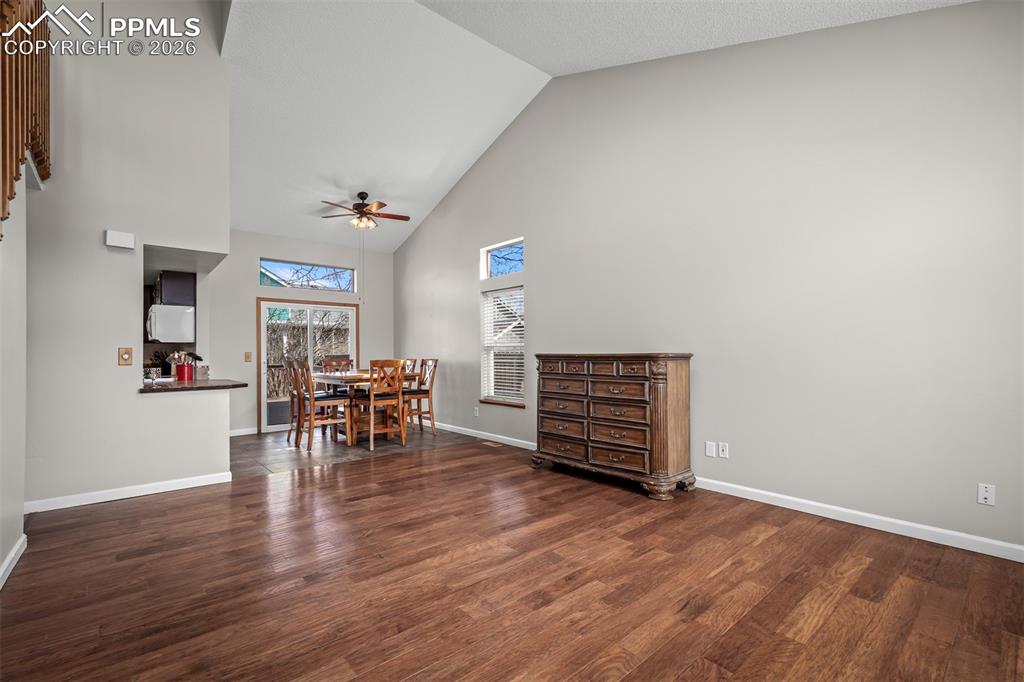 Image 10 of 50: Dining Area