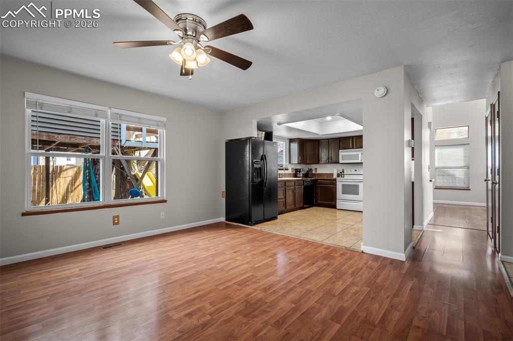 Image 14 of 50: Kitchen