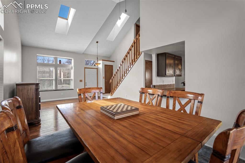 Image 16 of 50: Dining Area