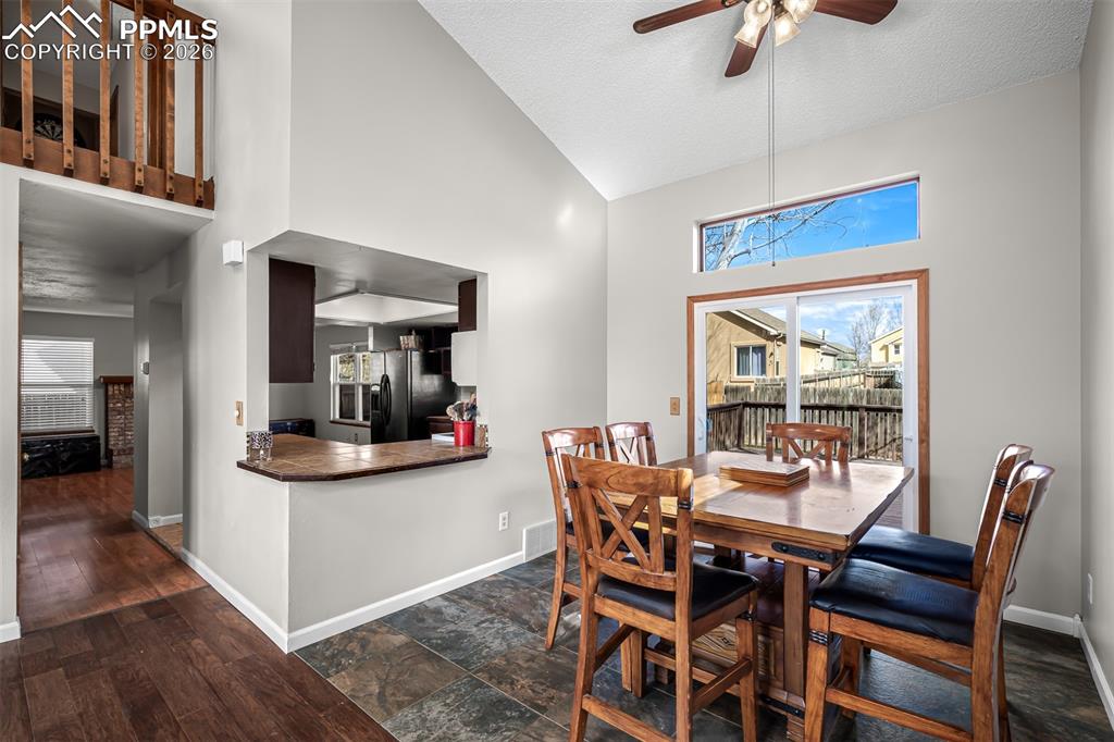 Image 17 of 50: Dining Area