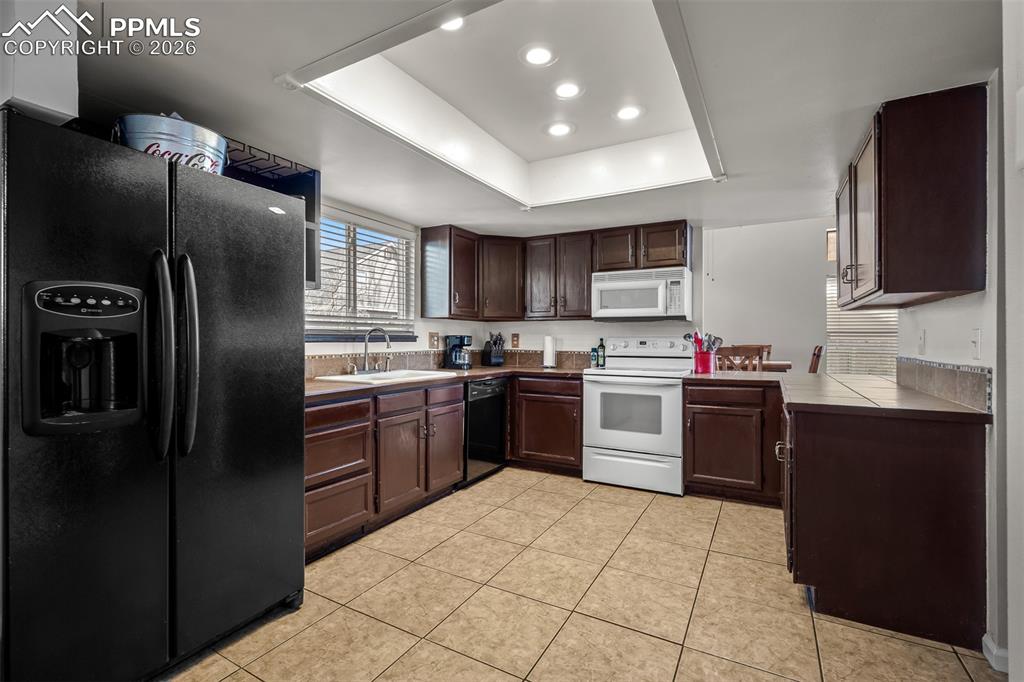 Image 18 of 50: Kitchen