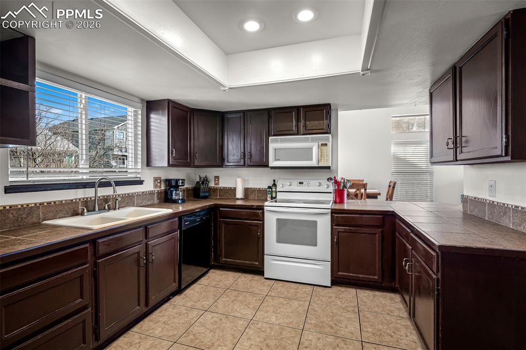 Image 19 of 50: Kitchen