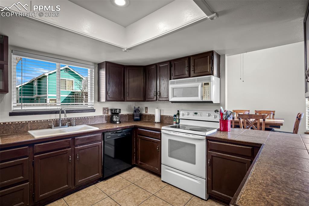 Image 20 of 50: Kitchen