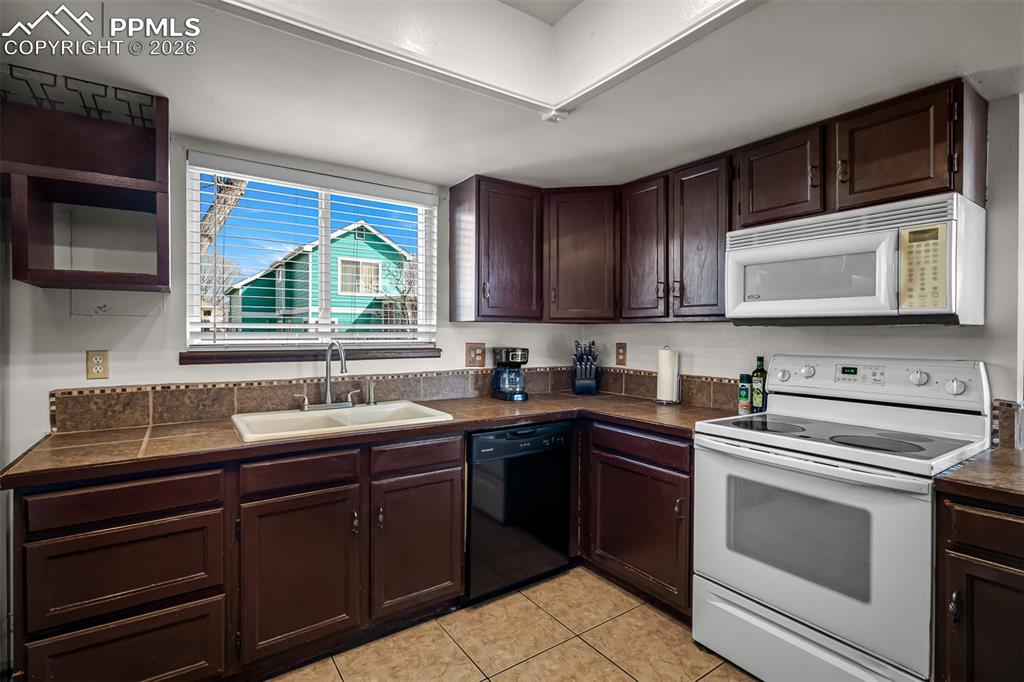 Image 21 of 50: Kitchen