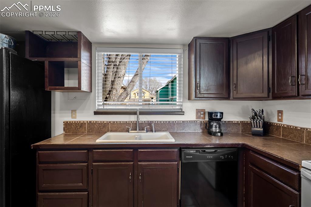 Image 22 of 50: Kitchen