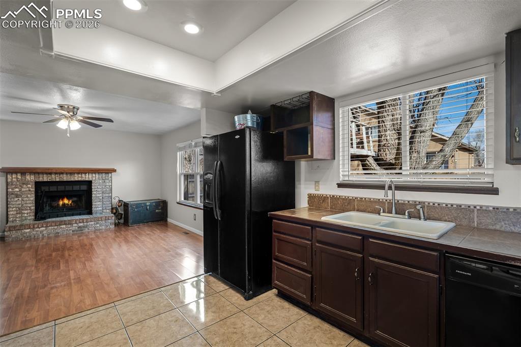 Image 23 of 50: Kitchen