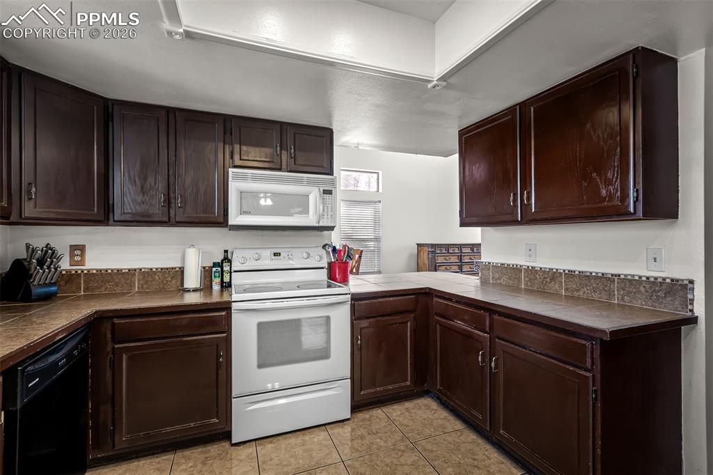 Image 24 of 50: Kitchen