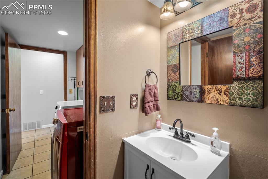 Image 25 of 50: Bathroom