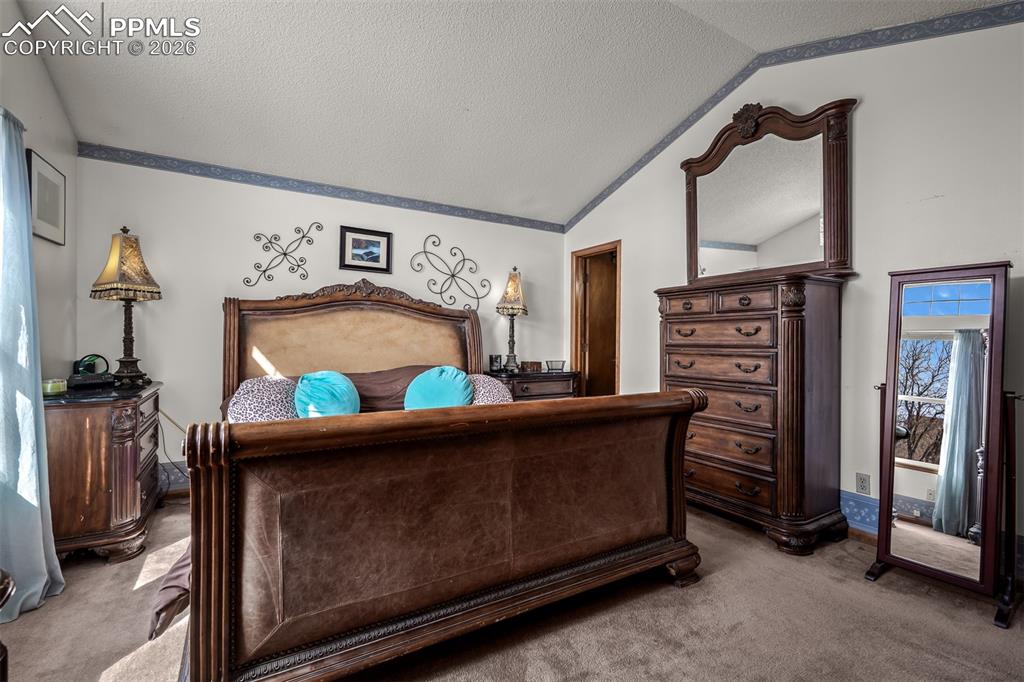 Image 26 of 50: Bedroom