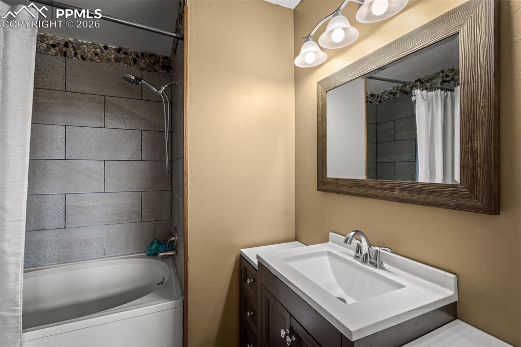 Image 29 of 50: Bathroom