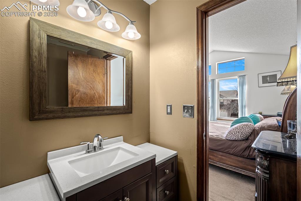 Image 30 of 50: Bathroom