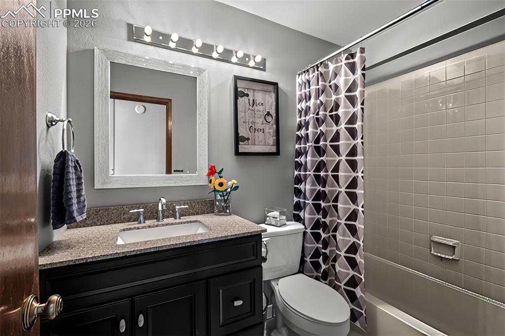 Image 32 of 50: Bathroom