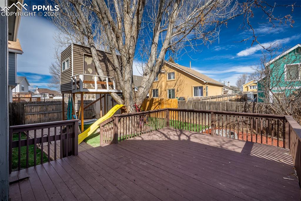 Image 43 of 50: Deck