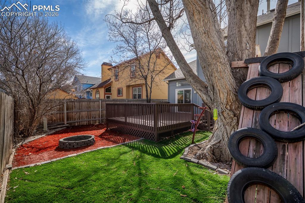 Image 45 of 50: Yard