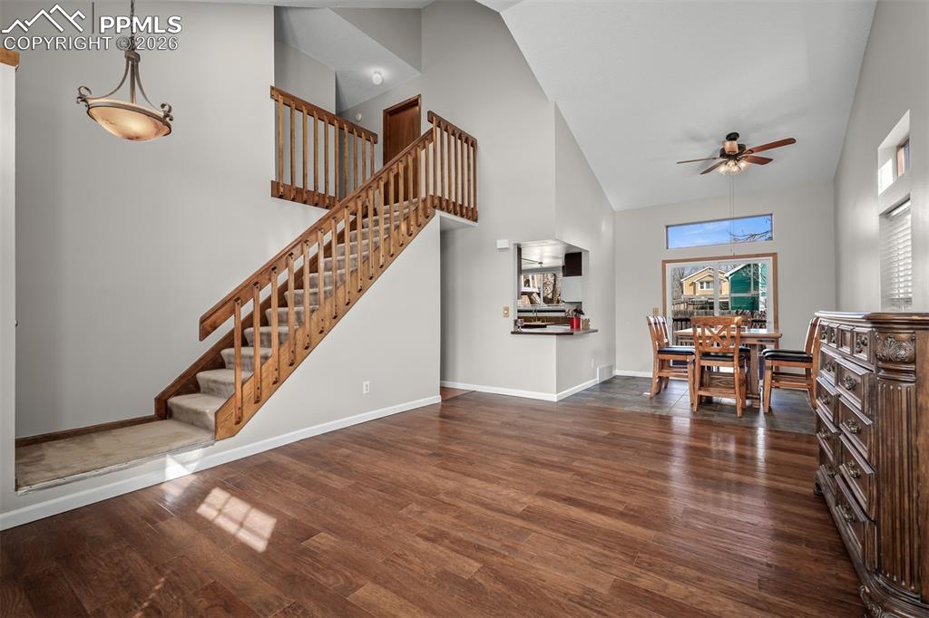 Image 5 of 50: Living Room