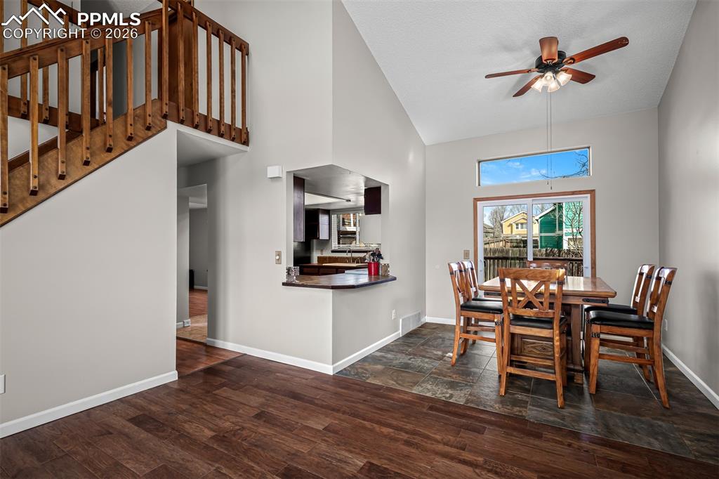 Image 9 of 50: Dining Area