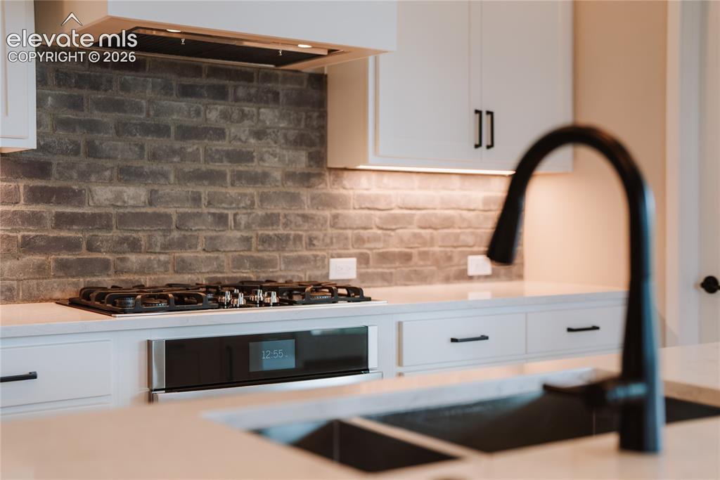 Image 12 of 50: Kitchen