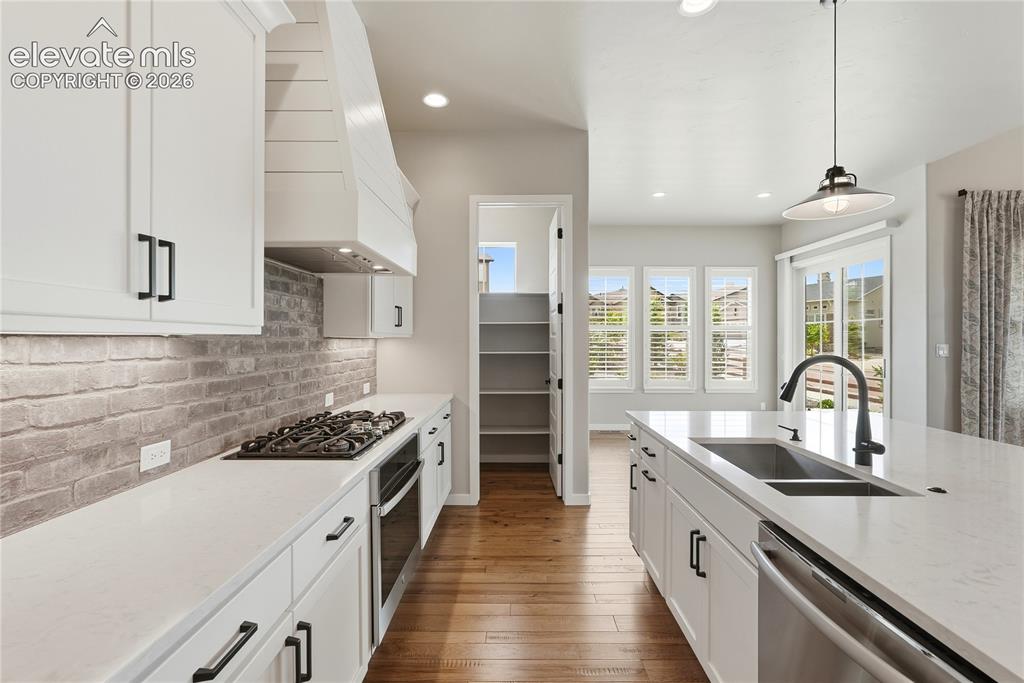 Image 14 of 50: Kitchen