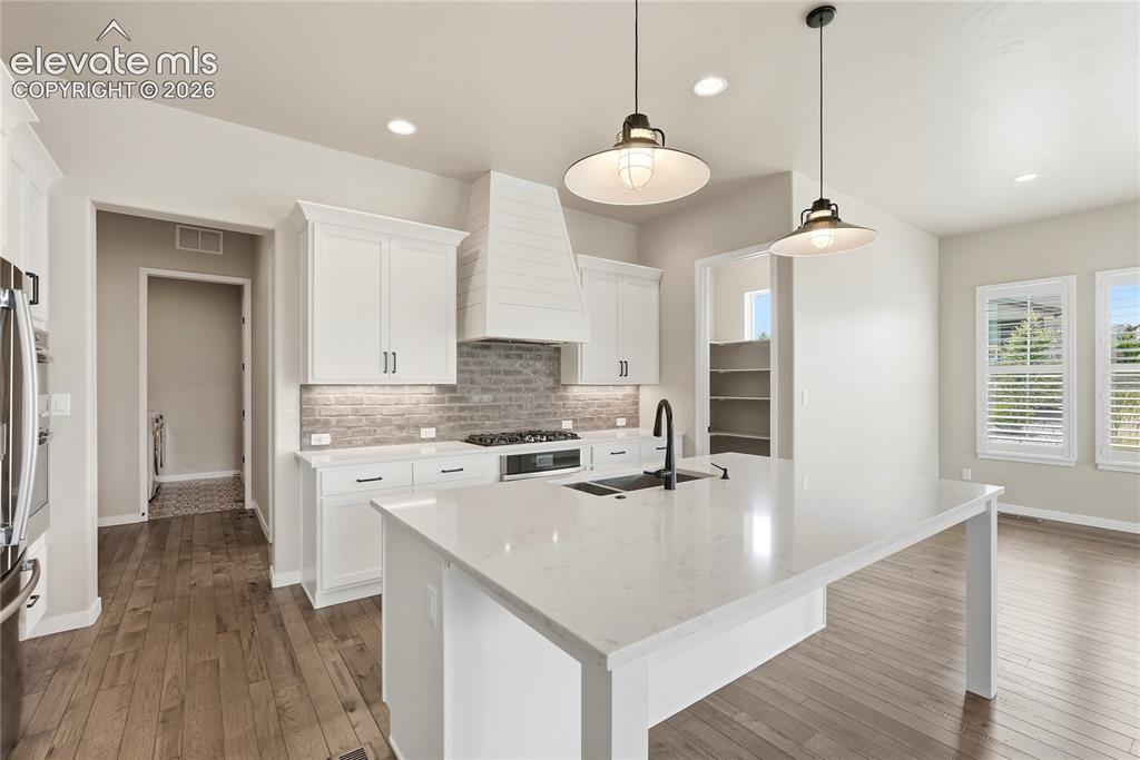 Image 16 of 50: Kitchen