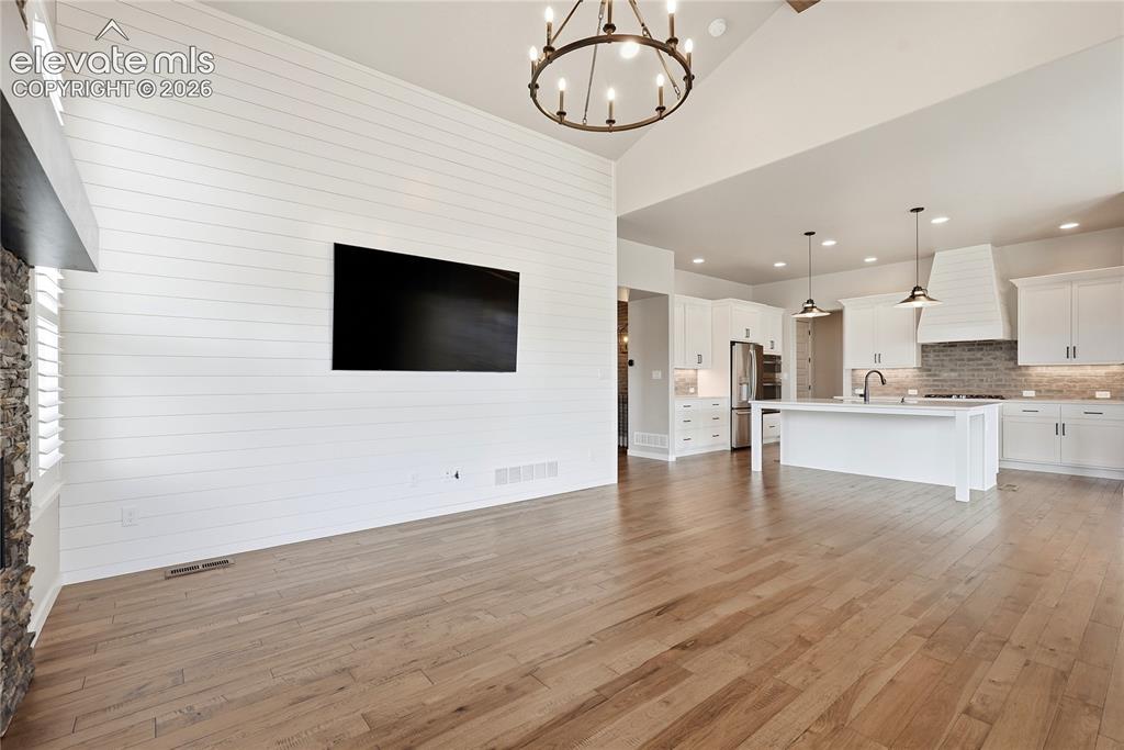Image 19 of 50: Living Room