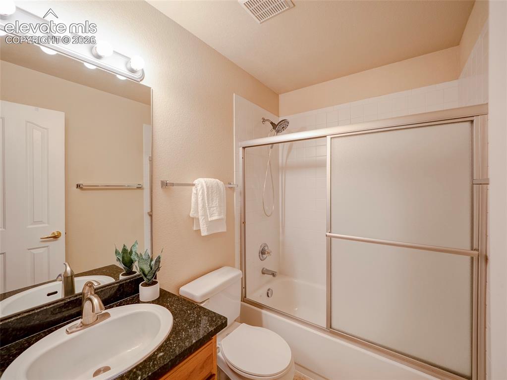 Image 28 of 37: Bathroom