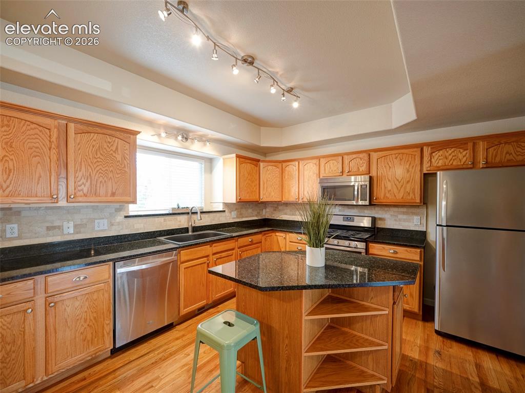 Image 4 of 37: Kitchen