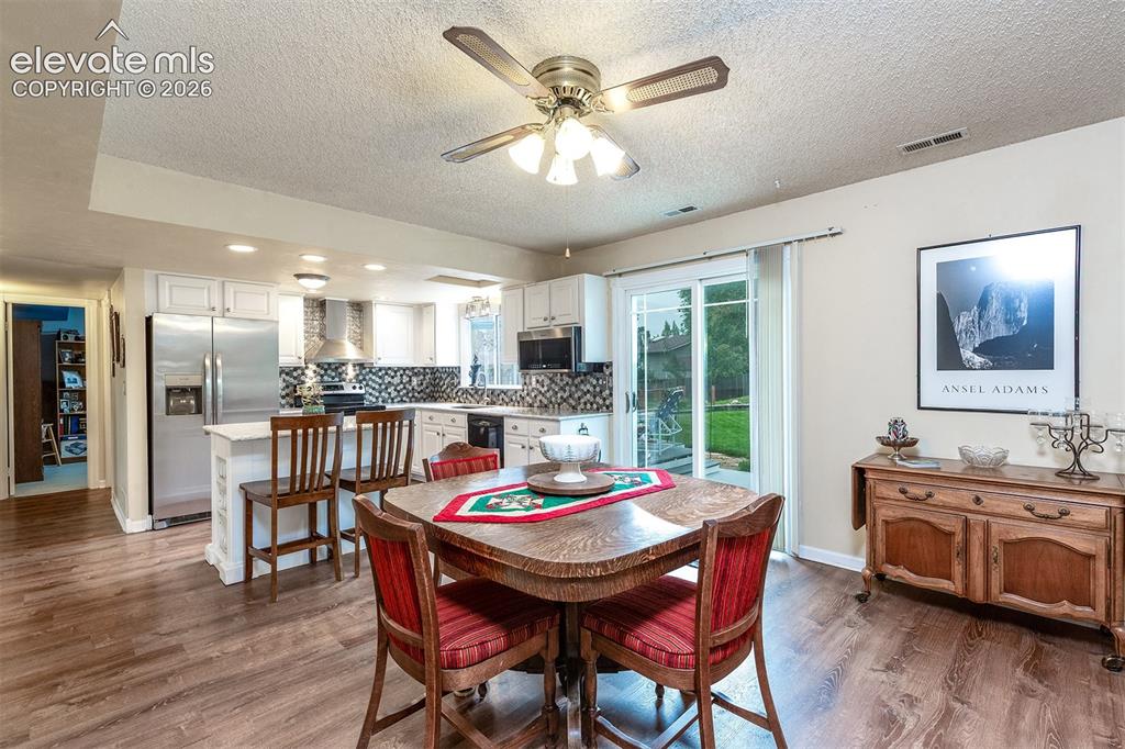 Image 12 of 50: Dining Area