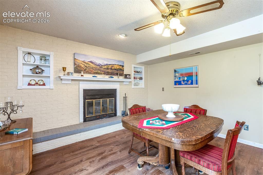 Image 14 of 50: Dining Area