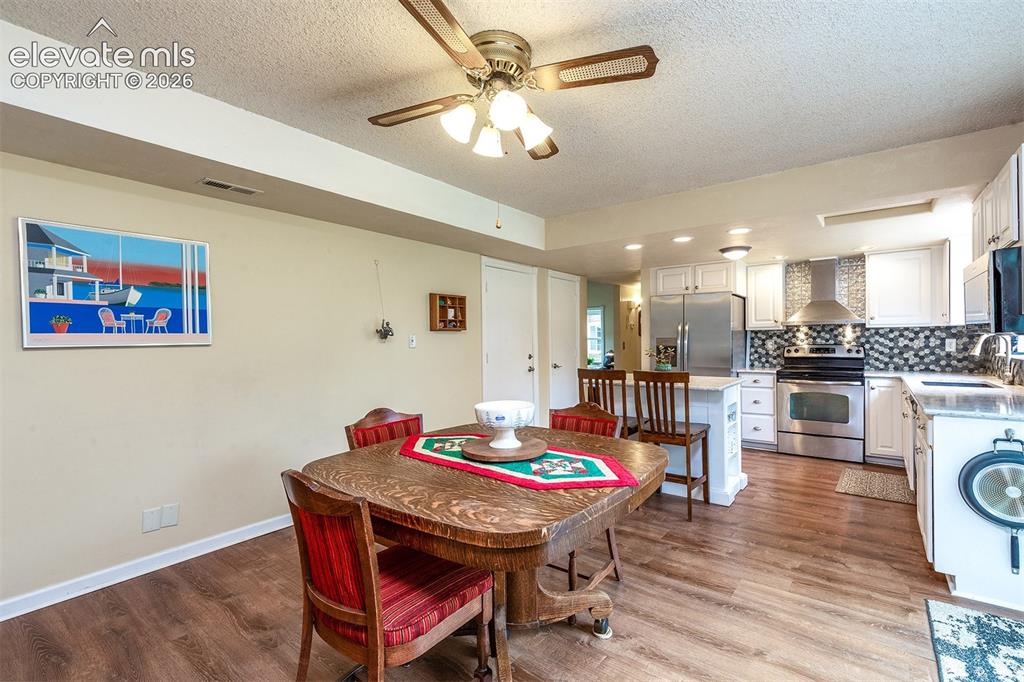 Image 15 of 50: Dining Area