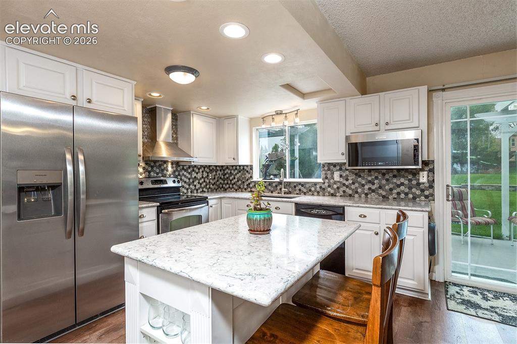 Image 16 of 50: Kitchen