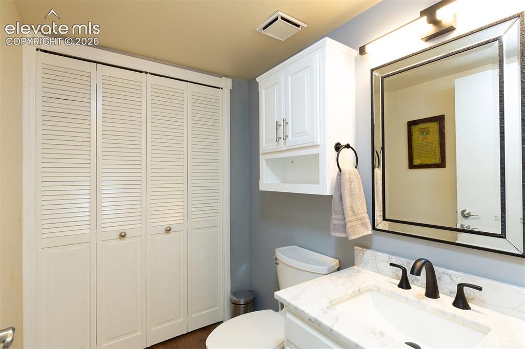 Image 19 of 50: Bathroom