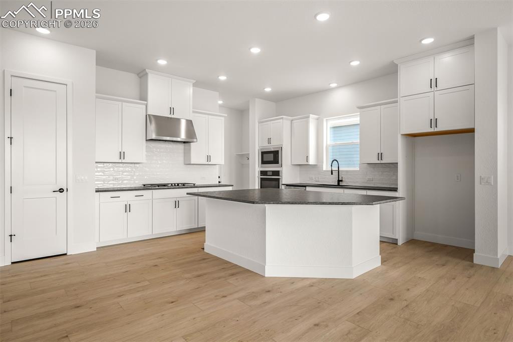 Image 10 of 45: Kitchen