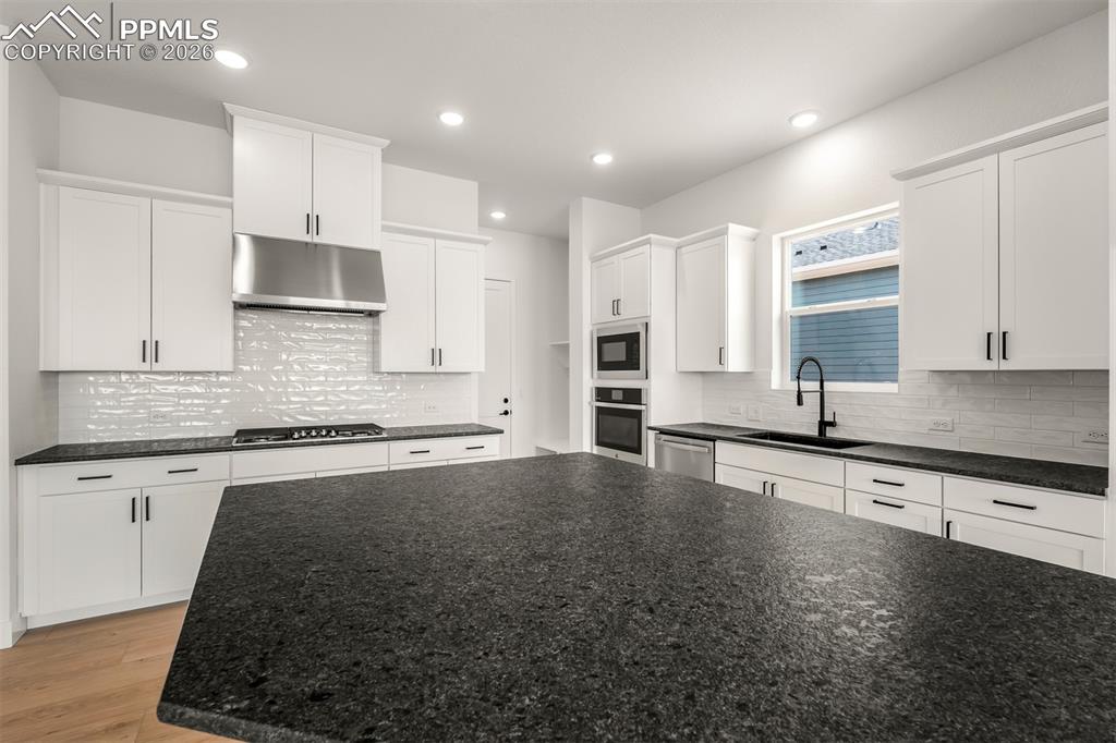 Image 12 of 45: Kitchen