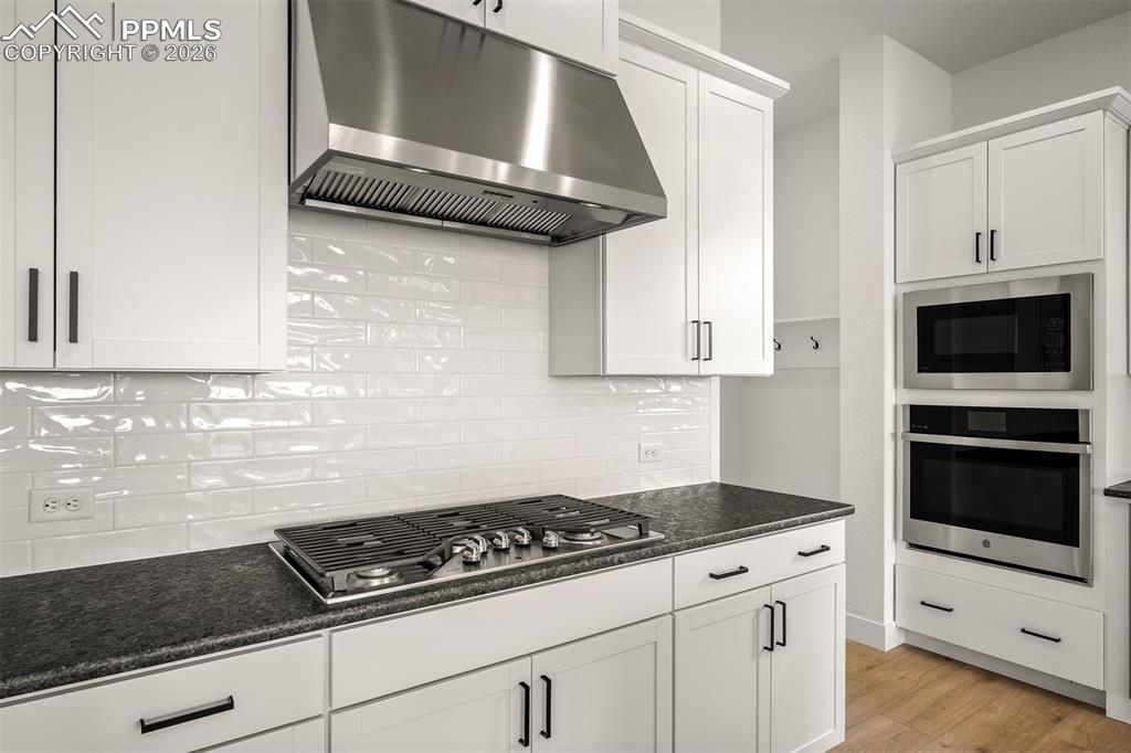 Image 13 of 45: Kitchen