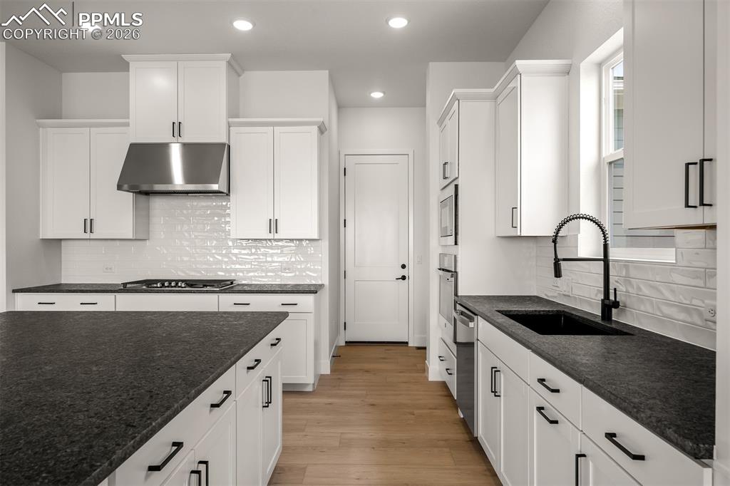 Image 16 of 45: Kitchen