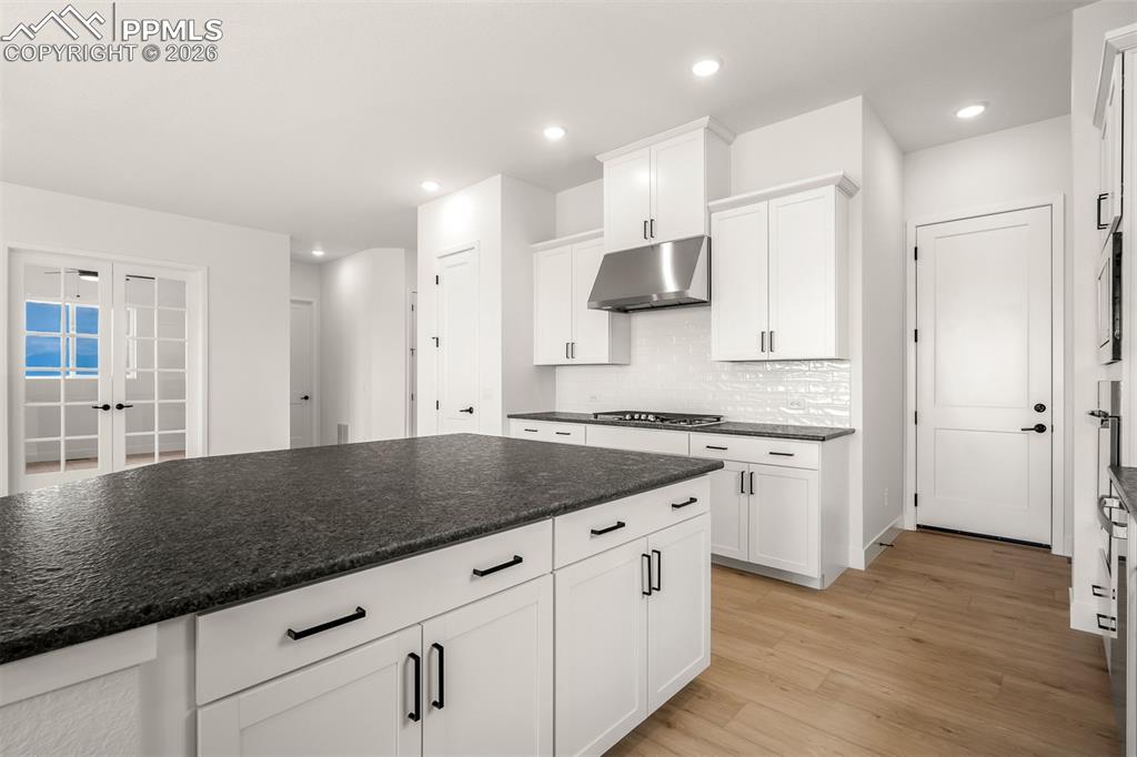 Image 17 of 45: Kitchen