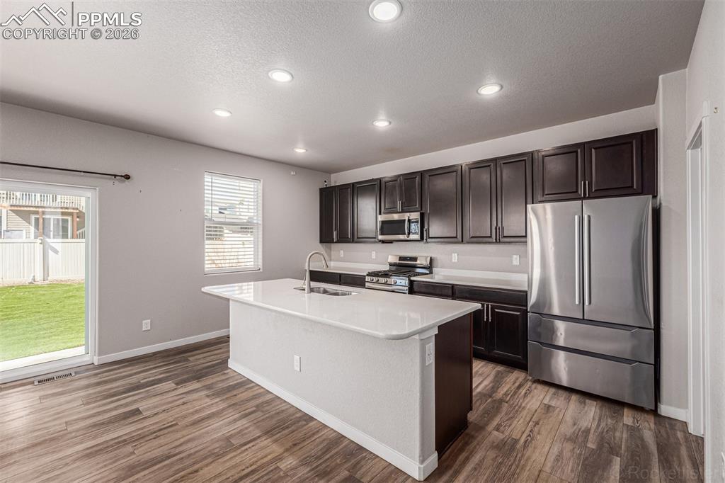 Image 10 of 50: Kitchen