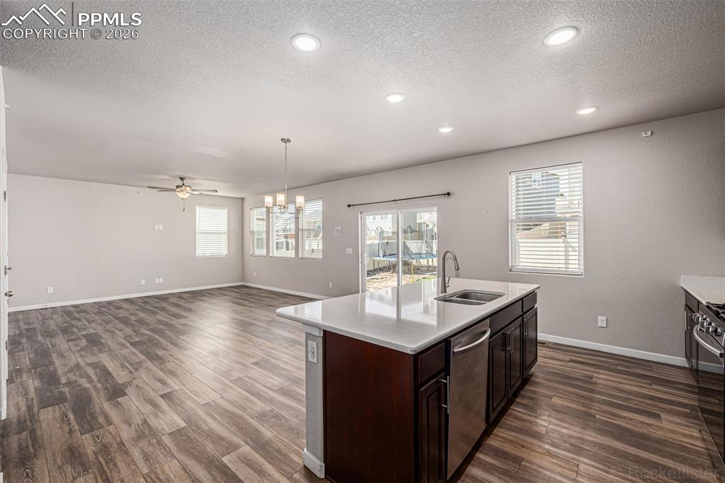 Image 12 of 50: Kitchen