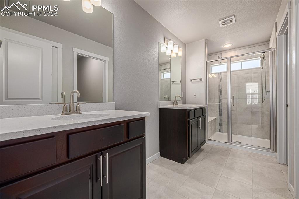 Image 19 of 50: Bathroom