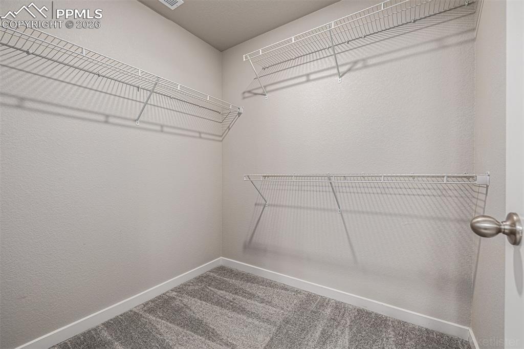 Image 21 of 50: Closet