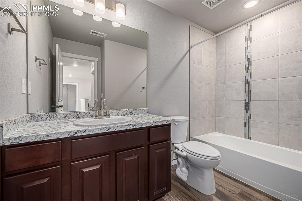 Image 28 of 50: Bathroom