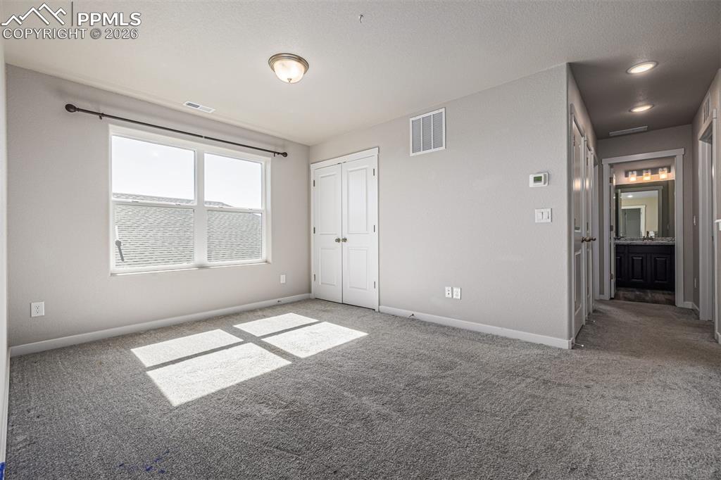 Image 33 of 50: Bedroom