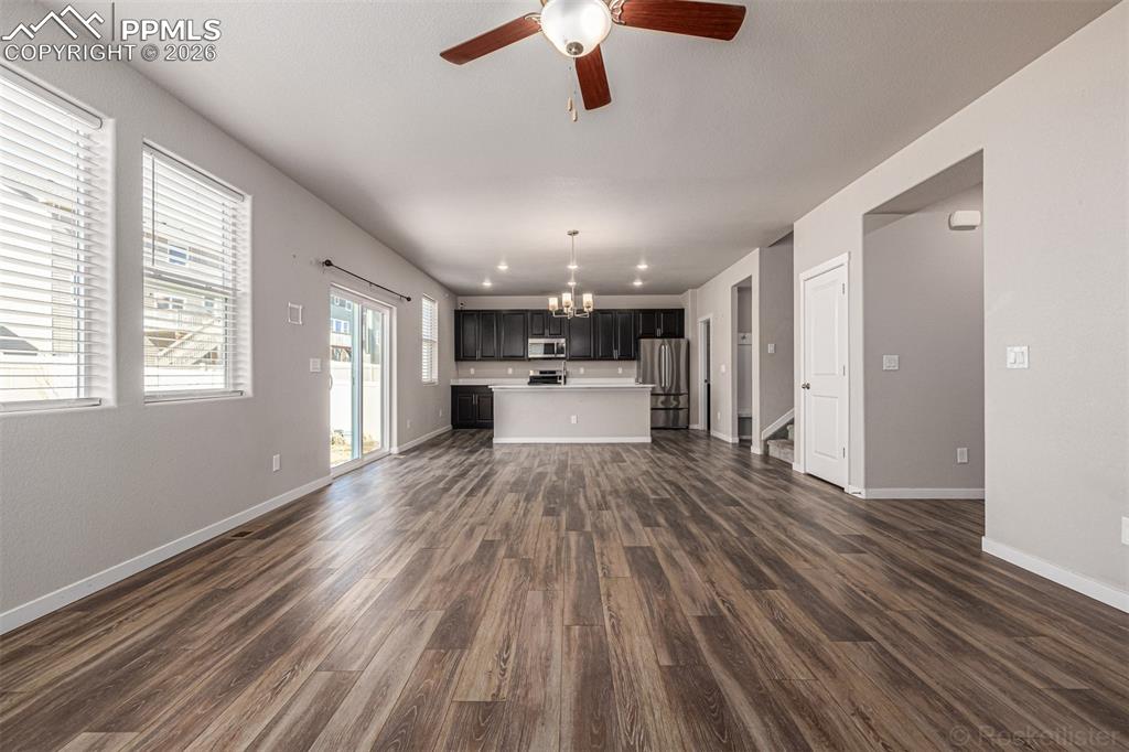 Image 7 of 50: Living Room