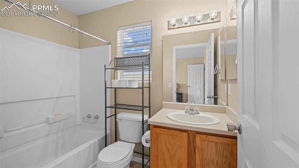 Image 25 of 48: Bathroom