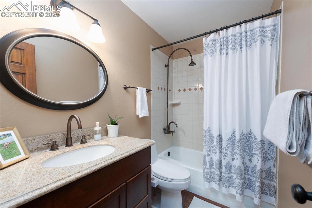 Image 15 of 43: Bathroom