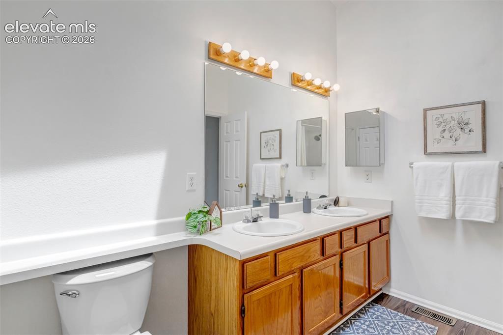 Image 17 of 31: Bathroom