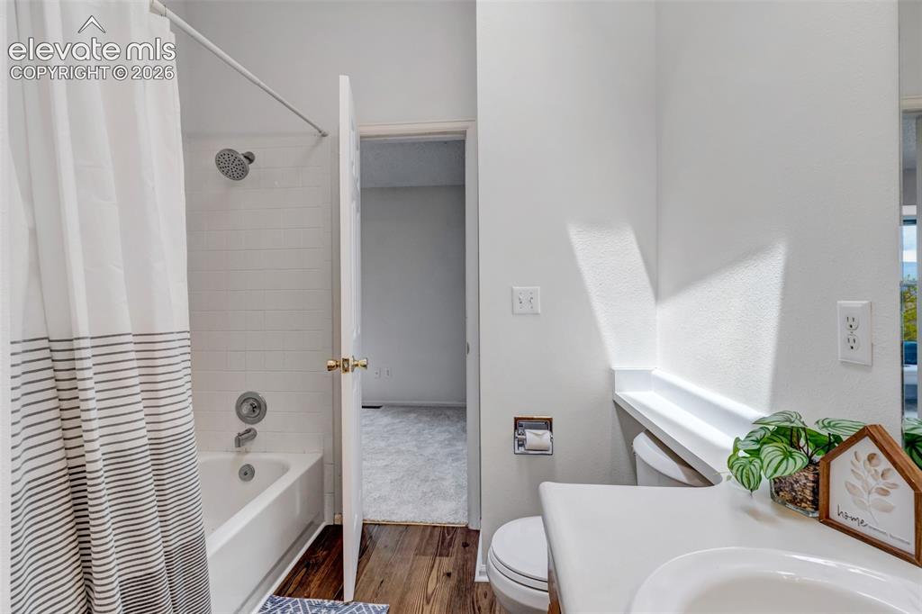 Image 19 of 31: Bathroom