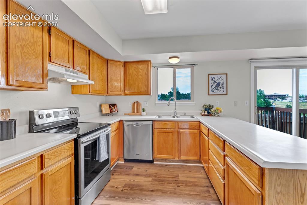 Image 8 of 31: Kitchen